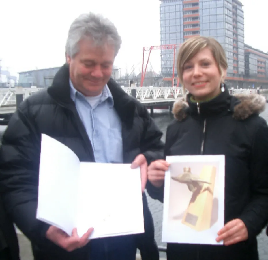 An der Kieler Hörnbrücke übergibt Gerald Tielebörger den Osteland-Kulturpreis der Kieler Geographin Silvia Bochmann für ihre Studie über die