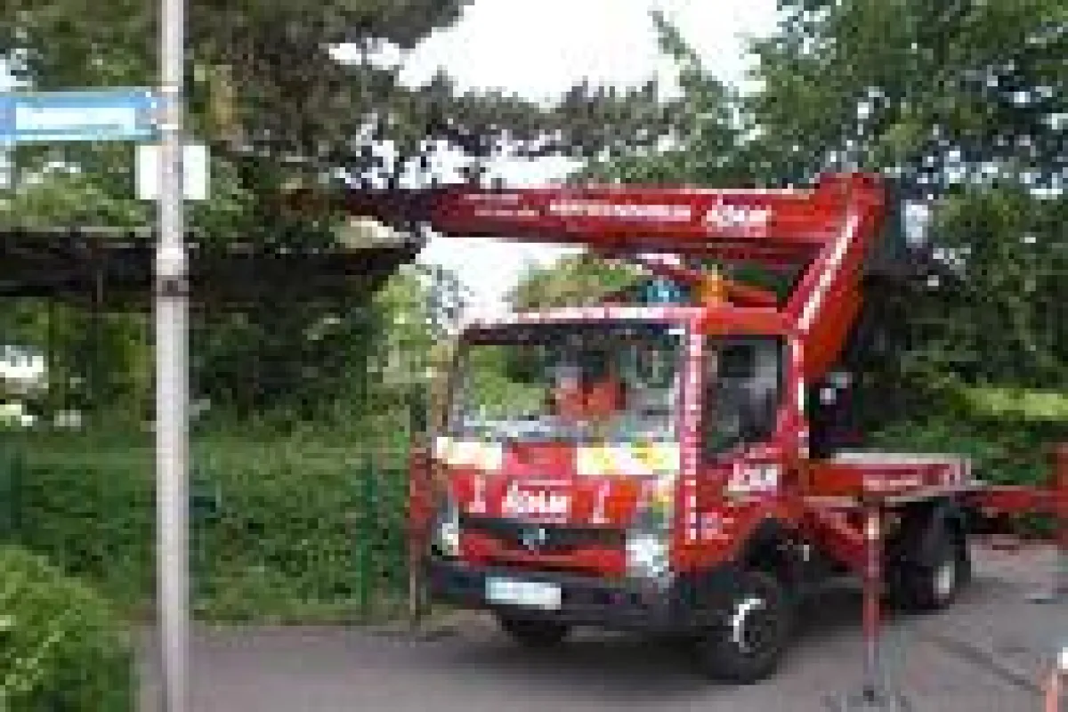 LKW-Arbeitsbühne der Adam GmbH bei der Aktion 72 Stunden