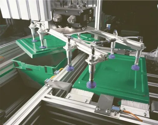 Bild: AMI-Handhabungstechnik verdeckelt bis zu 1.800 Behälter pro Stunde