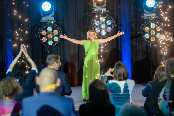 Nicole Haferl systemische Strategien mit Klarheit zum internationalen Speaker Slam Erfolg Bild: Nicole Haferl systemische Strategien mit Klarheit zum internationalen Speaker Slam Erfolg