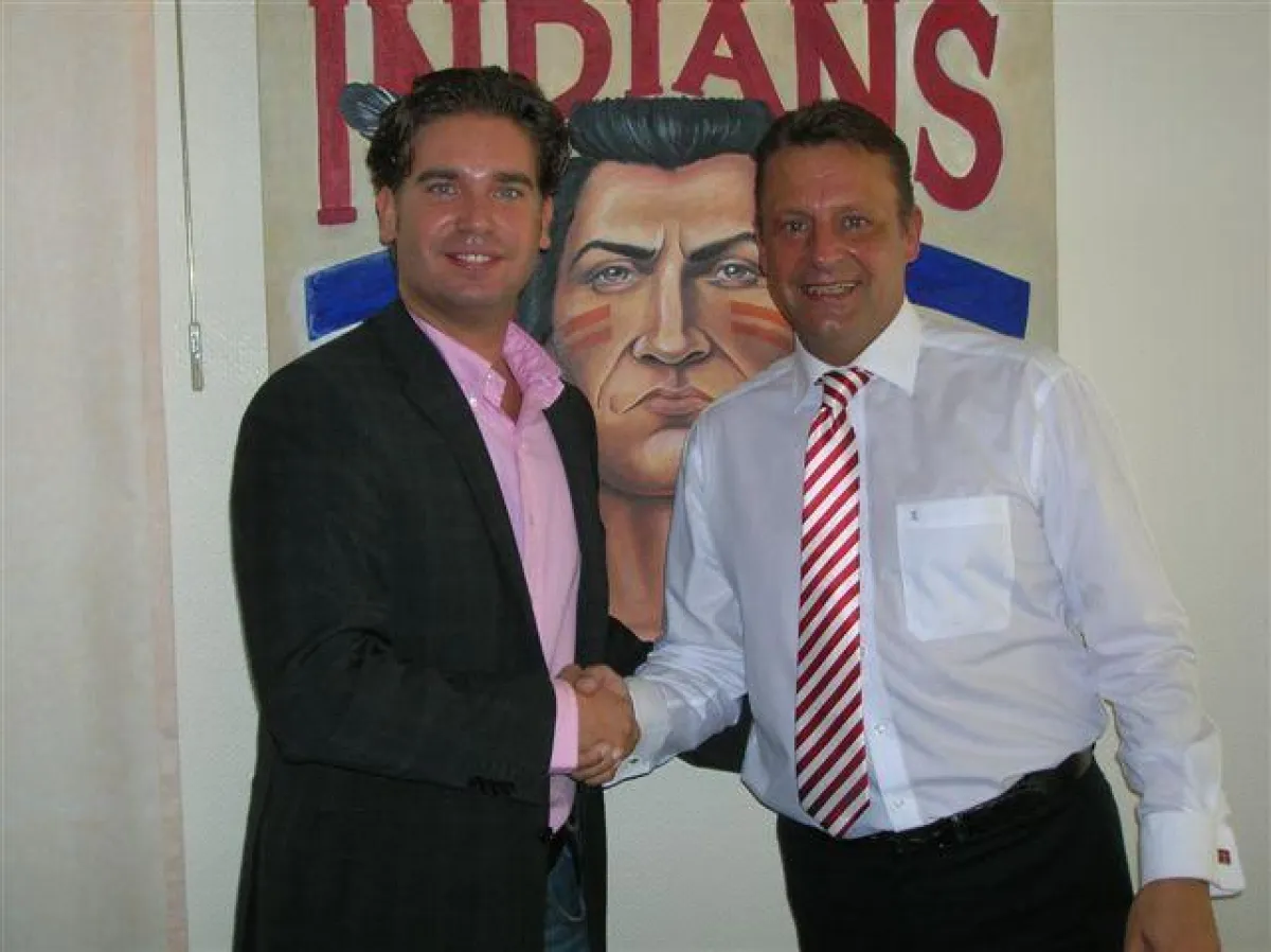 Weitere Partnerschaft unter Dach und Fach: André Hilmer (links), Verkaufsleiter Gastronomie, und Dirk Wroblewski, Geschäftsführer der EC Hannover Indians GmbH, besiegeln dies mit einem Handschlag. Que