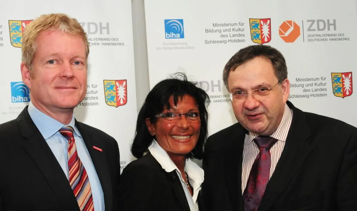 H. Schwannecke (ZDH, l.) und Dr. E. Klug (Bildungsminister SH, r.) gratulieren M. Frickel (biha, m.) zum Ausbildungsrekord