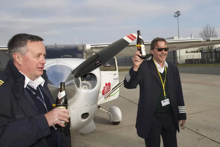 Bild: „Rosen-Flieger“ nach knapp 29.000 Kilometern sicher gelandet - Hannoversche Piloten umrunden Afrika