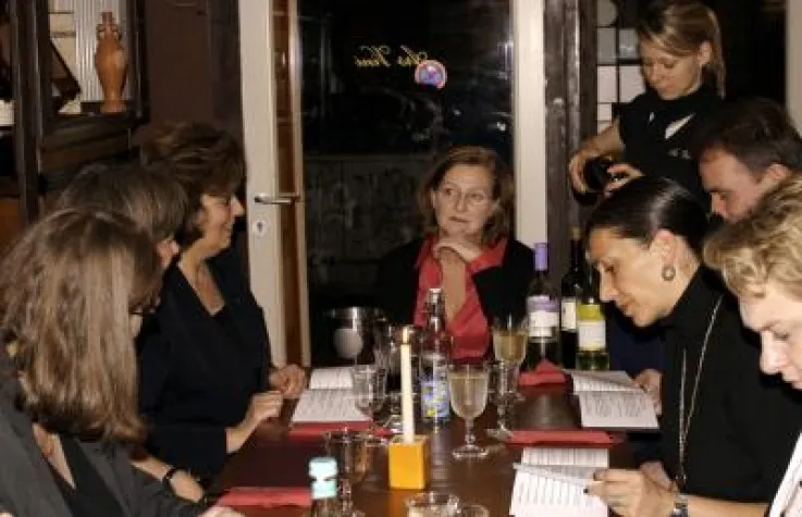 Bild: Heiteres Fondue-Hopping der Genießerzeit-Community im Ars Vini Berlin