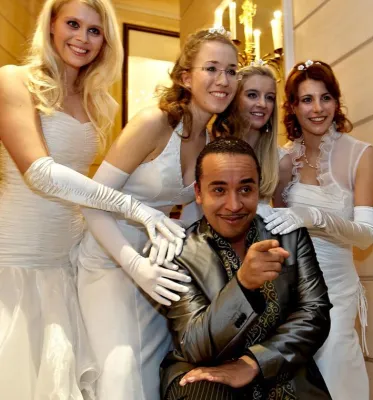 Tanzen, feiern, helfen - Der Chrysanthemenball 2009 sammelt 10.000 Euro für behinderte Kinder Bild: Tanzen, feiern, helfen - Der Chrysanthemenball 2009 sammelt 10.000 Euro für behinderte Kinder