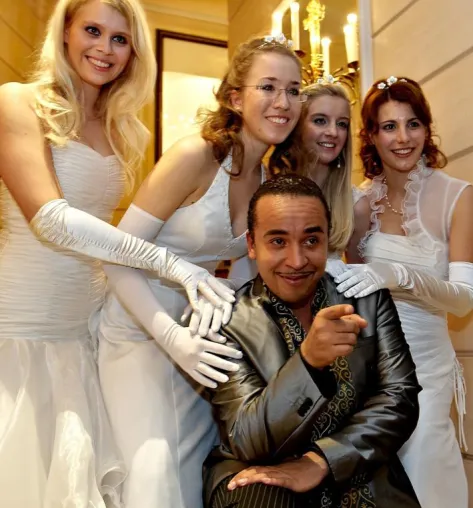Bild: Tanzen, feiern, helfen - Der Chrysanthemenball 2009 sammelt 10.000 Euro für behinderte Kinder