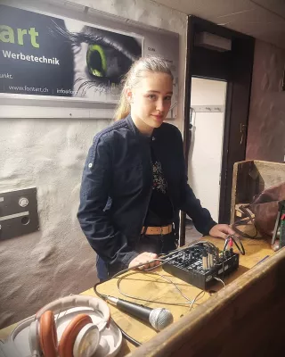 Jil Kommer: Die 12-jährige DJ aus den Schweizer Bergen gibt ihr erstes Konzert in der Gräppelenbar in Wildhaus Bild: Jil Kommer: Die 12-jährige DJ aus den Schweizer Bergen gibt ihr erstes Konzert in der Gräppelenbar in Wildhaus