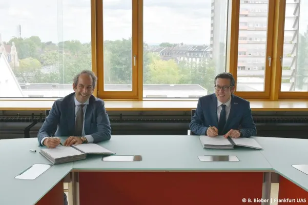 Bild: Historischer Vertragsabschluss: Meilenstein für die Weiterentwicklung der Frankfurt UAS