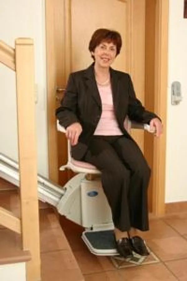 Mobil bleiben in den eigenen vier Wänden. Bei der Finanzierung von Treppenliften werden Betroffene nicht alleine gelassen.