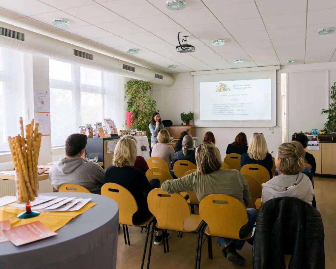 Die Tierheilpraktikerin Alexandra Aicher informiert über homöopathische Notfallapotheke