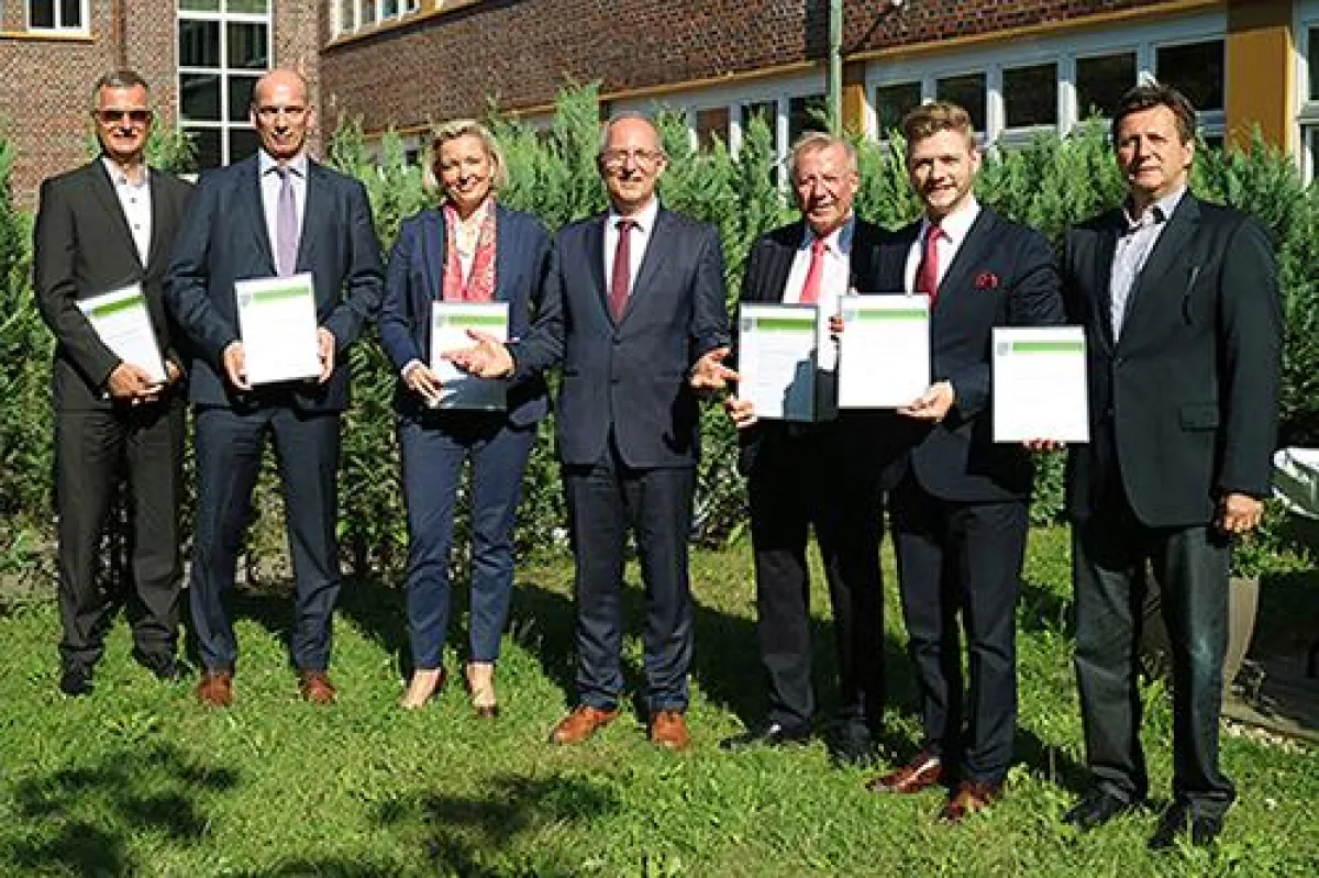 Prof. Dr. Ottmar Schneck (Mitte) mit den neuen Professoren