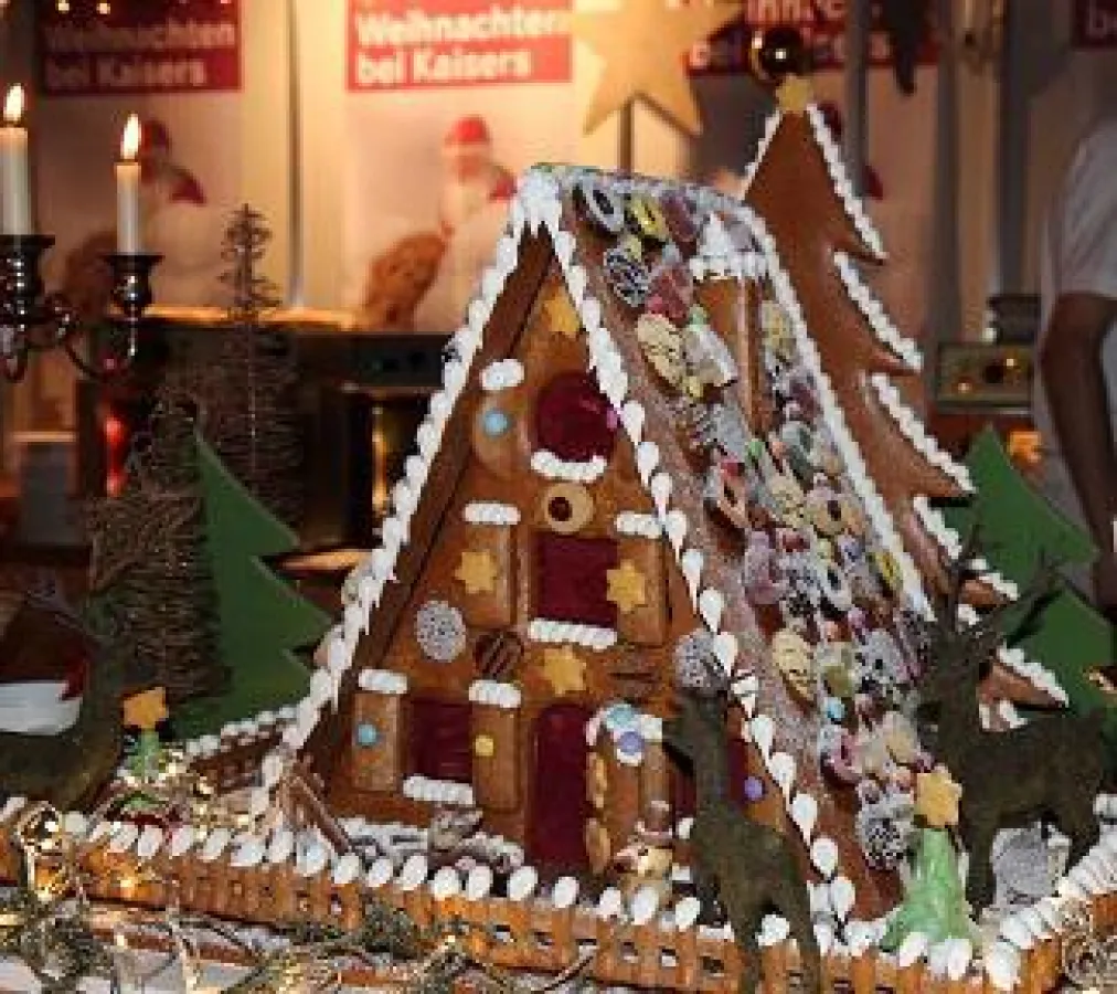 Versteigerung eines Lebkuchenhauses von Kaisers Gute Backstube erzielt 3.500 Euro