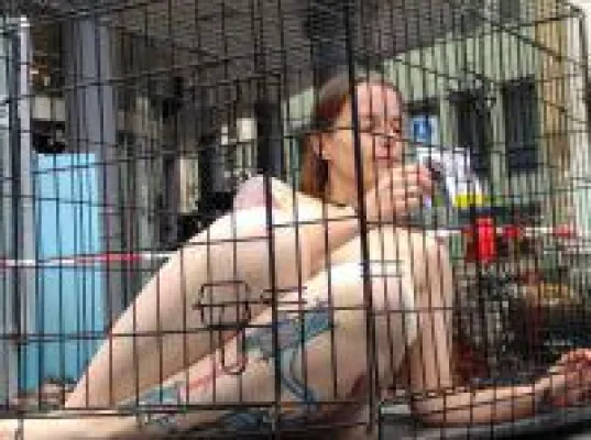 Bild: Anti-Pelz-Demo vor Breuninger in Reutlingen: Aktivist demonstriert im Käfig vor Warenhaus zudem Tatort-A