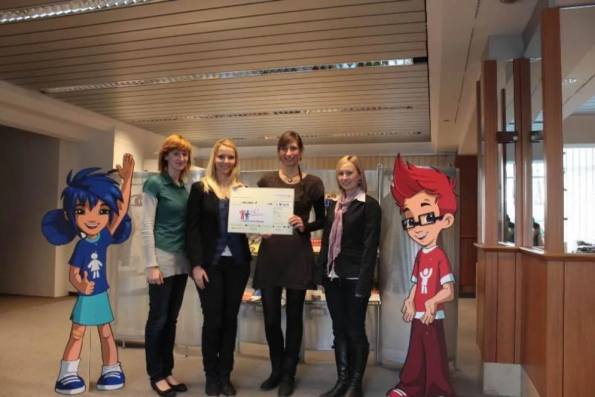 Jenny Schneider vom Deutschen Kinderhilfswerk überreicht  medienbewusst.de den Spendenscheck