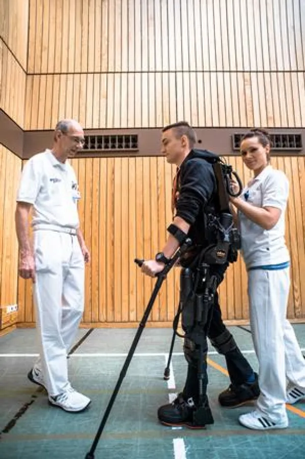 Gehtraining mit dem computergesteuerten Exoskelett in der BG Klinik Tübingen