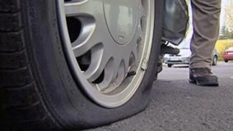 Bild: Beim Reifenwechsel schwächelt auch das „starke Geschlecht“