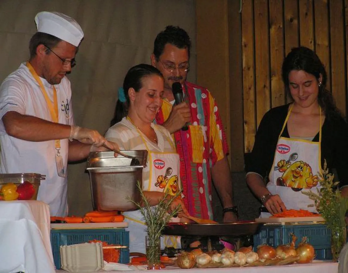 CJD-Mitarbeiter und Show-Moderator Rudi Kilgus überzeugt sich von den Köstlichkeiten der \
