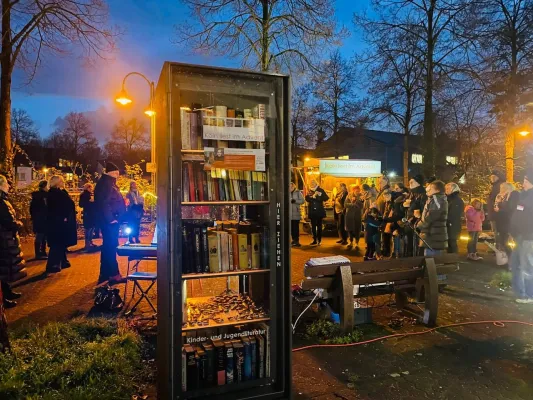 Am Offenen Bücherschrank Advent feiern Bild: Am Offenen Bücherschrank Advent feiern
