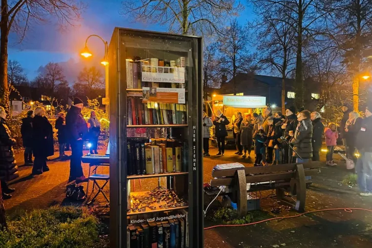 Am Offenen Bücherschrank Advent feiern Bild: Am Offenen Bücherschrank Advent feiern