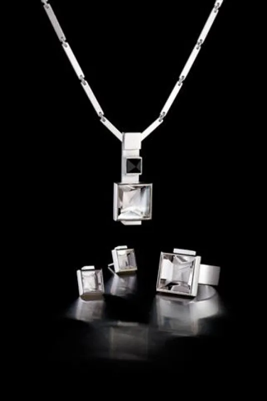 Im Jahr des Bauhaus-Jubiläums präsentiert die finnische Schmuckmarke Lapponia das Set CONTEMPO von Björn Weckström.