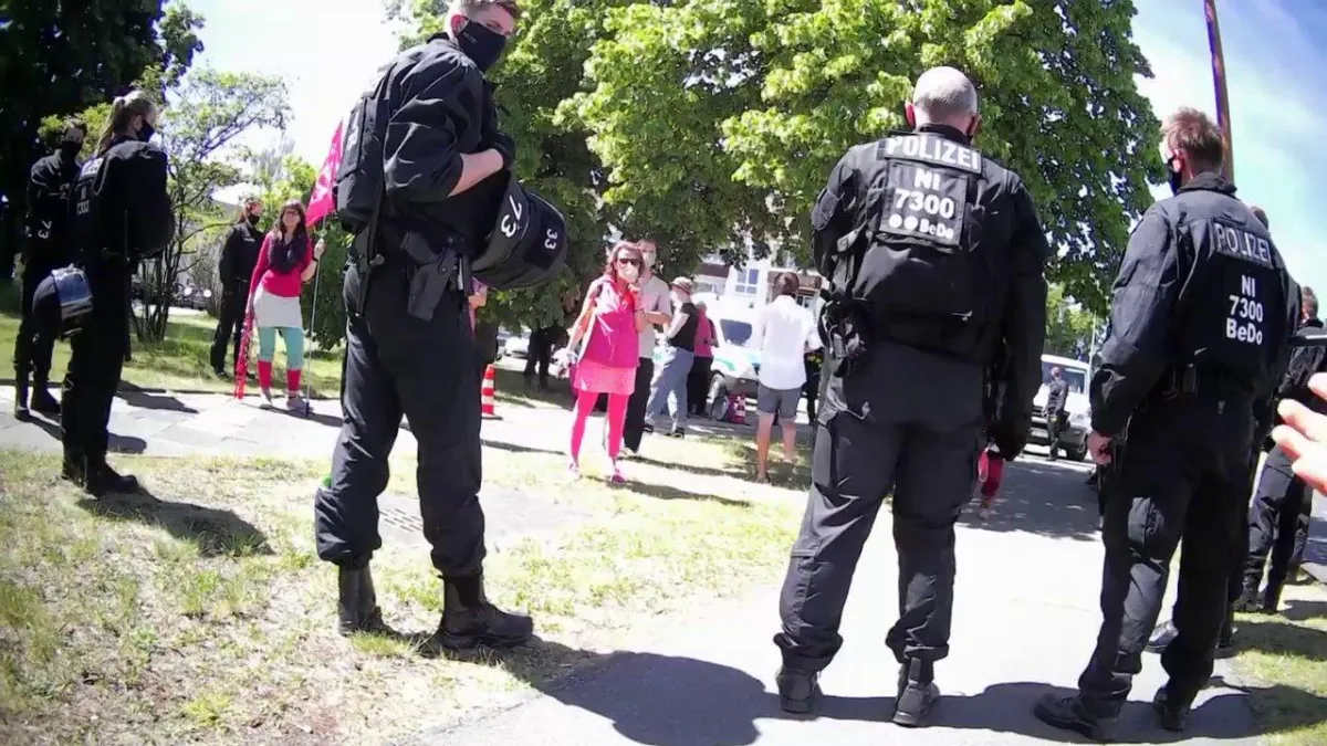 Polizeikessel um die Versammlung auf dem Fuß- und Radweg
