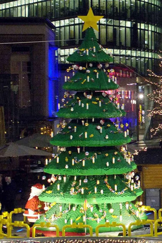 Der LEGO Weihnachtsbaum im Sony Center am Potsdamer Platz besteht aus mehr als 250.000 LEGO DUPLO Steinen und ist fast zehn Meter hoch. (Copyright: Sony Center/Sven George)