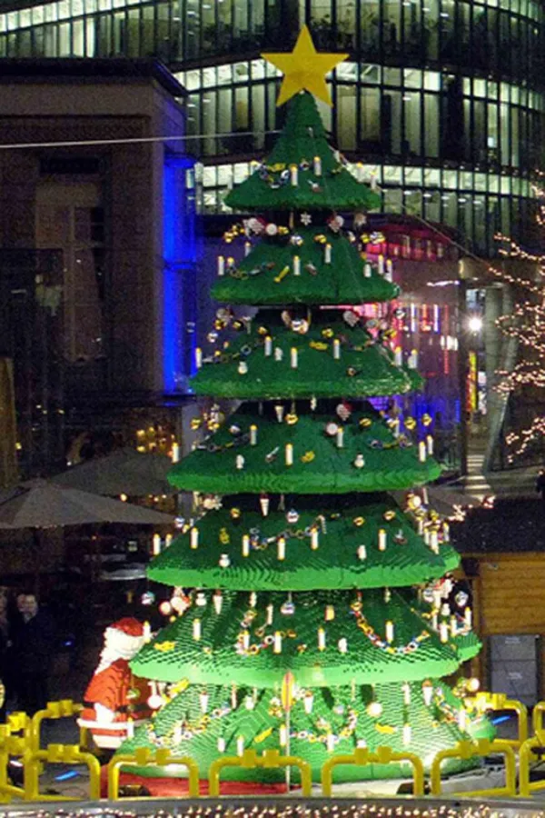 Der LEGO Weihnachtsbaum im Sony Center am Potsdamer Platz besteht aus mehr als 250.000 LEGO DUPLO Steinen und ist fast zehn Meter hoch. (Copyright: Sony Center/Sven George)