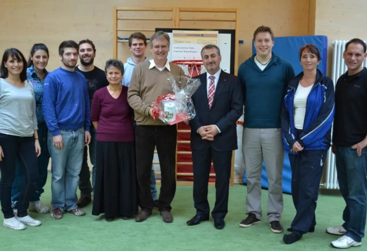 Beschäftigte der inform GmbH mit Karl Rustige (Mitte) vom Kinderschutzbund Mainz und Can Konsul