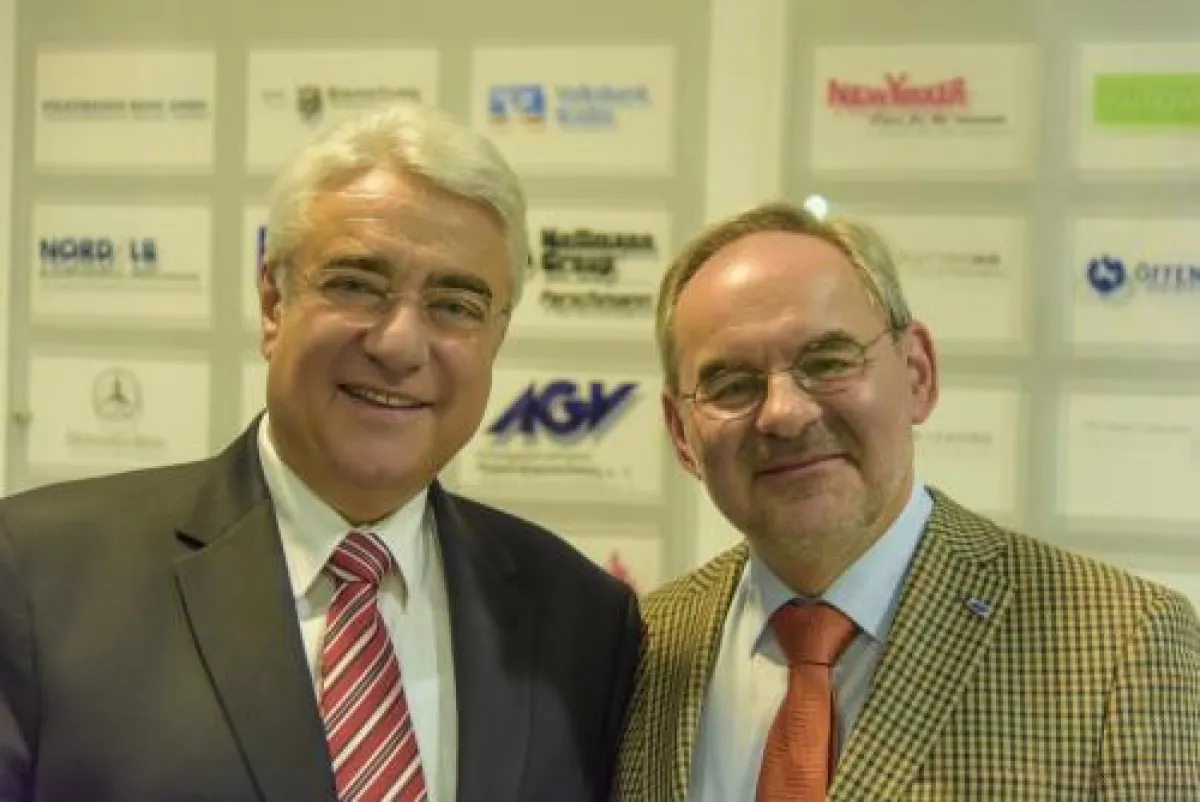 Manfred Casper (r.) übergibt den Vorstandsvorsitz an Joachim Roth (l.)