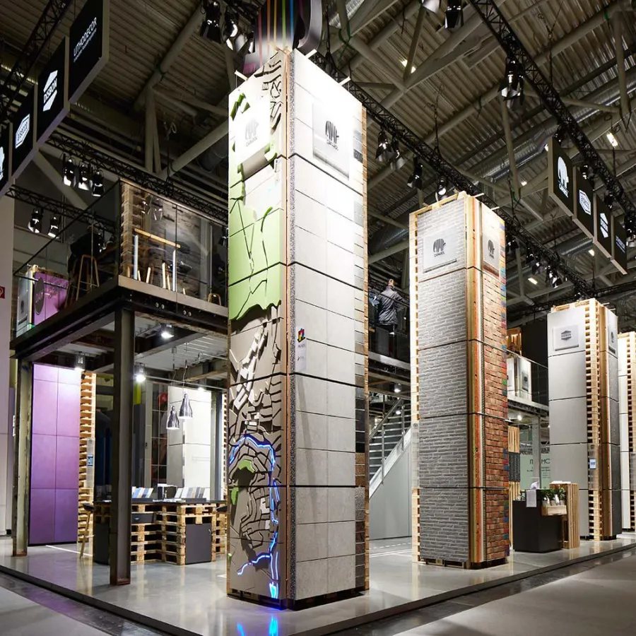 Fünf Meter hohe Säulen aus Paletten abstrahieren den Einsatz der Produkte.