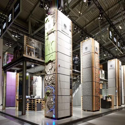 Bild: Fassade an Europaletten-Stapel