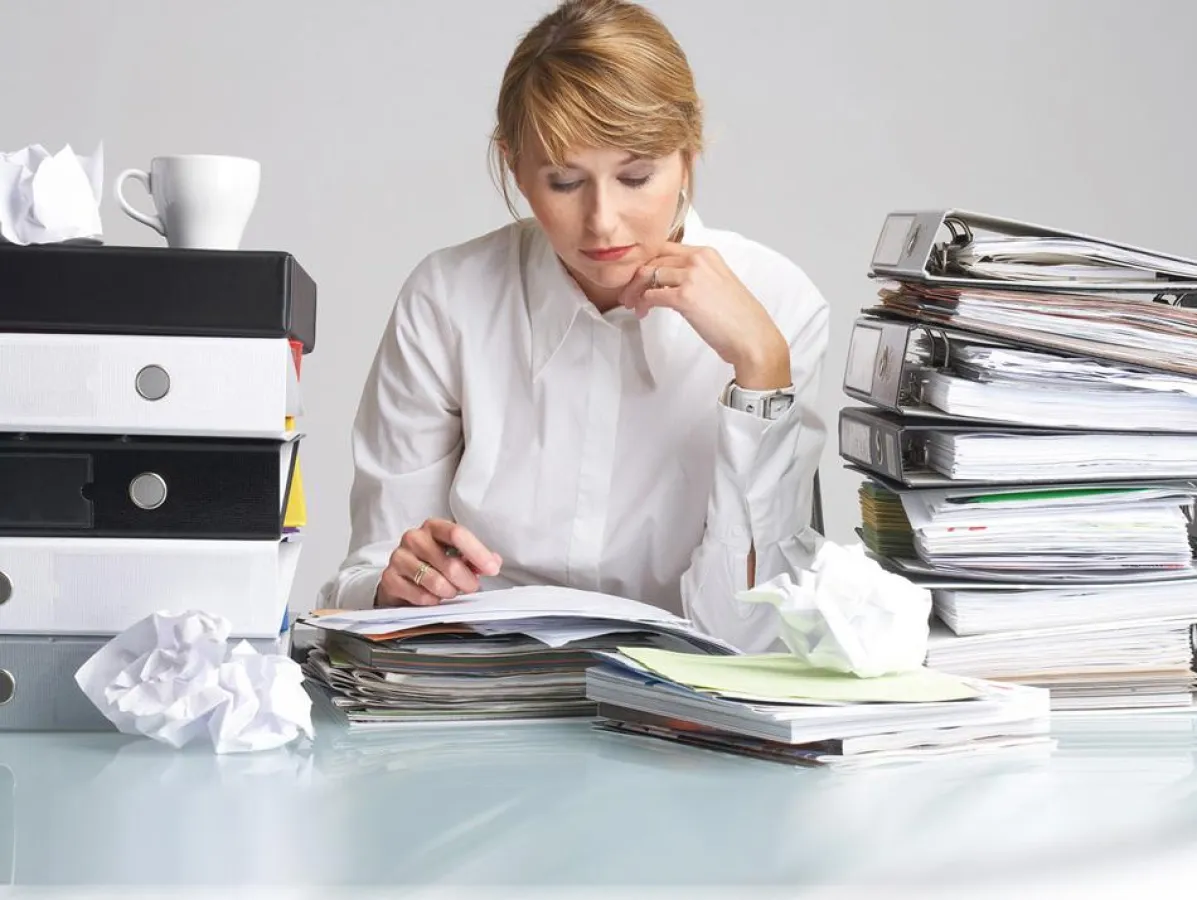 Zum Jahresende klar Tisch machen: Ordnung am Arbeitsplatz spart Zeit und Nerven.