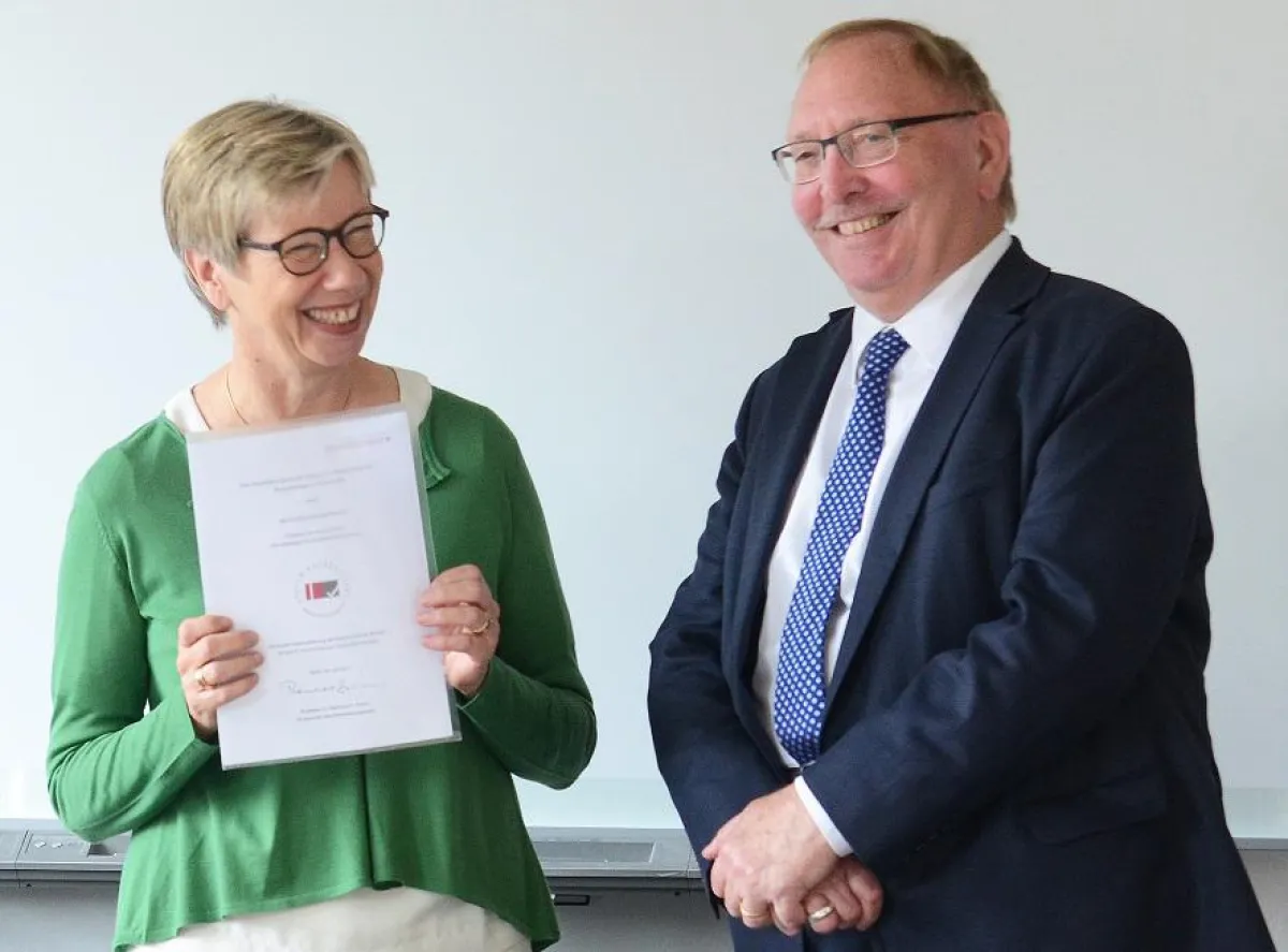 Überreichung der Urkunde zur Systemreakkreditierung (Foto: FH Münster/Pressestelle)