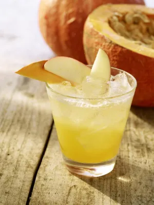 Bild: Herbstliche Cocktails: Herbe Erfrischung mit Kürbis und Mineralwasser