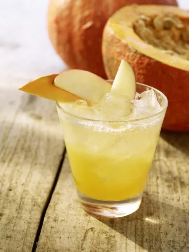 Herbstliche Cocktails: Herbe Erfrischung mit Kürbis und Mineralwasser Bild: Herbstliche Cocktails: Herbe Erfrischung mit Kürbis und Mineralwasser