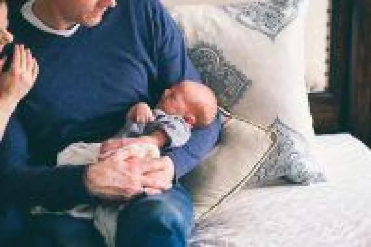 Bild: Familiengründung: Das sollten wer­dende Eltern in Sachen Krankenkasse beachten
