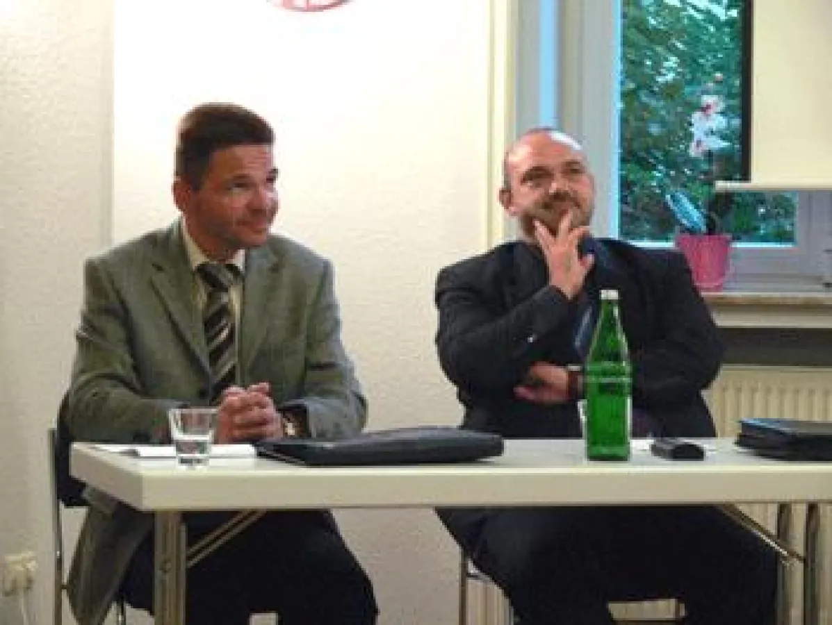 Olaf Michels, Vertriebsdirektor der Karstadt Quelle Financial Services und Michael Letter, Fachbuchautor und Unternehmenscoach für Finanzdienstleistungen, während der Diskussion auf dem Podium