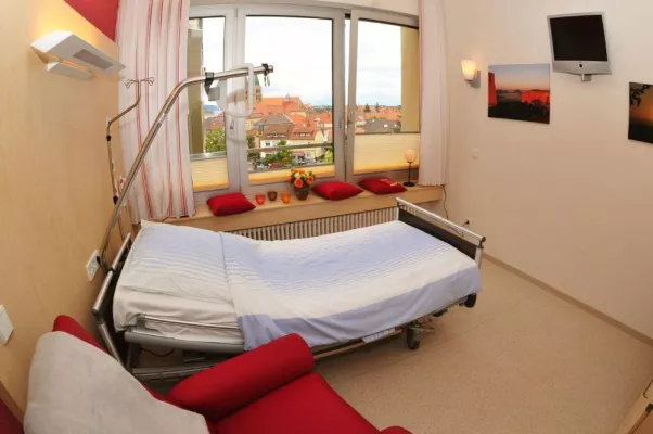 Bild: Abschied nehmen: Einsegnung des neuen Begleitzimmers im Vinzentius-Krankenhaus
