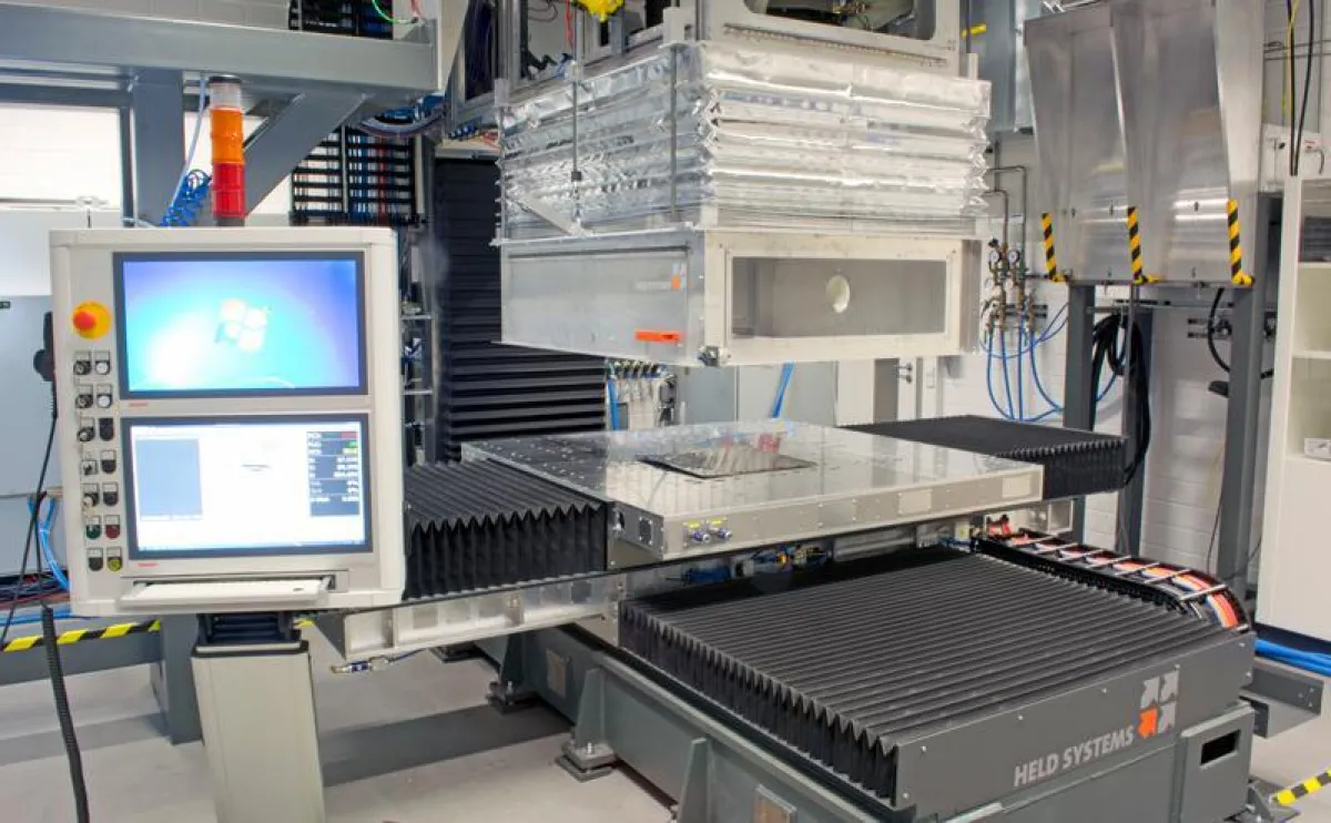 The multi remote system of the Fraunhofer IWS Dresden processes large areas by means of laser radiation and atmospheric pressure plasma. (© Fraunhofer IWS Dresden)