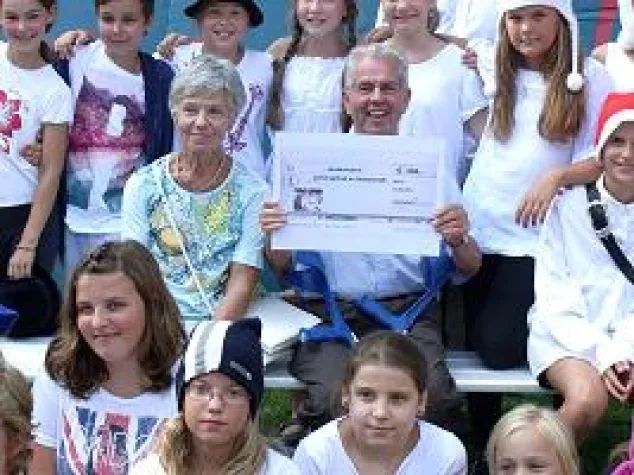 Weißgerber Lesezirkel verzauberte den LortzingClub mit einer Spende Bild: Weißgerber Lesezirkel verzauberte den LortzingClub mit einer Spende