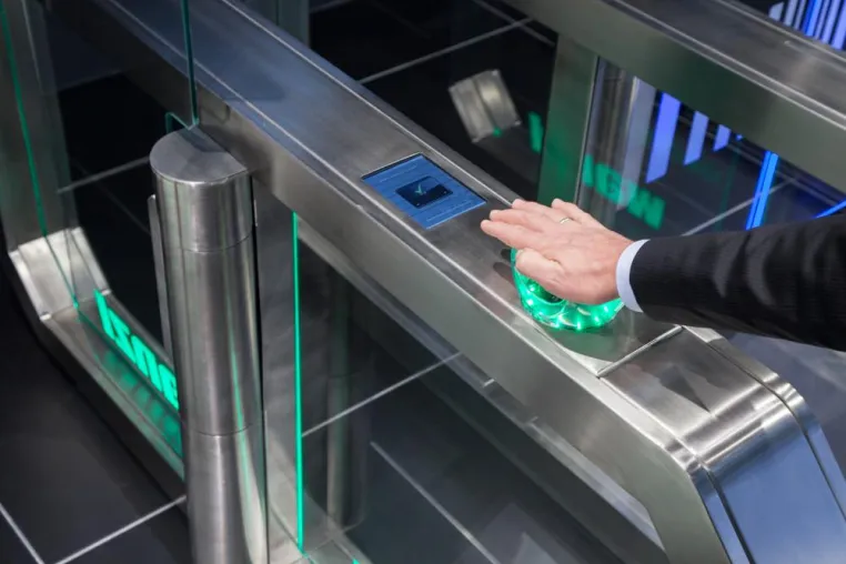 Bild: PCS präsentiert auf der CeBIT 2015 die neue Sicherheitsschleuse Galaxy Gate zur Personenauthentifizierung.