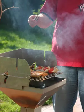 Bild: Mit Zehnerpack von der Tankstelle schlecht beraten - Bei abgepacktem Grill-Gut bleiben häufig Wünsche offen