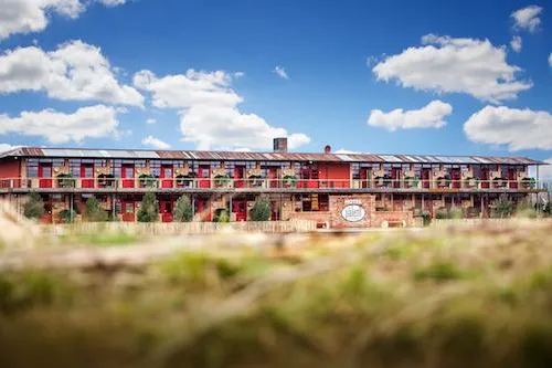 Bild: Deutschlands erstes Upcycling-Hotel eröffnet bei Rostock