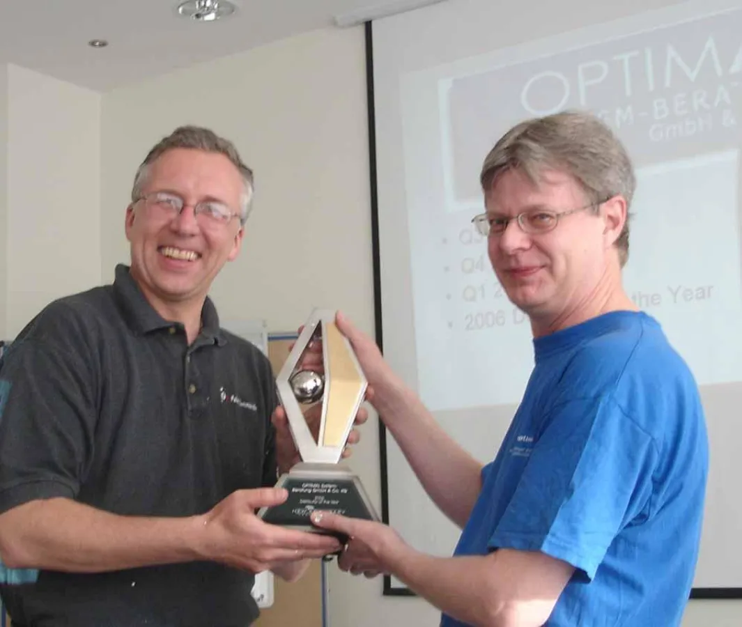 Bert Rheinbach (rechts), Geschäftsführer der OPTIMAL System-Beratung, erhielt den Preis 