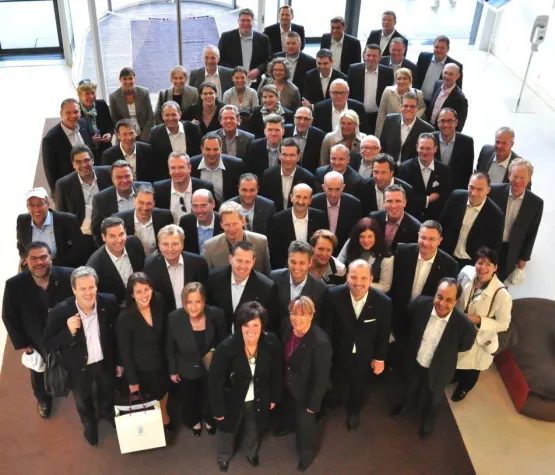 Bild: Mercure-Hoteldirektoren spenden 6.650 Euro für Hotelfachschule in Kambodscha