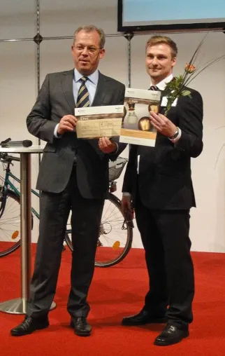 Bild: Adrian Floryszczak gewinnt SIGNO "i hoch 3" Erfinderpreis - neues Haltesystem für Fahrradkörbe überzeugt