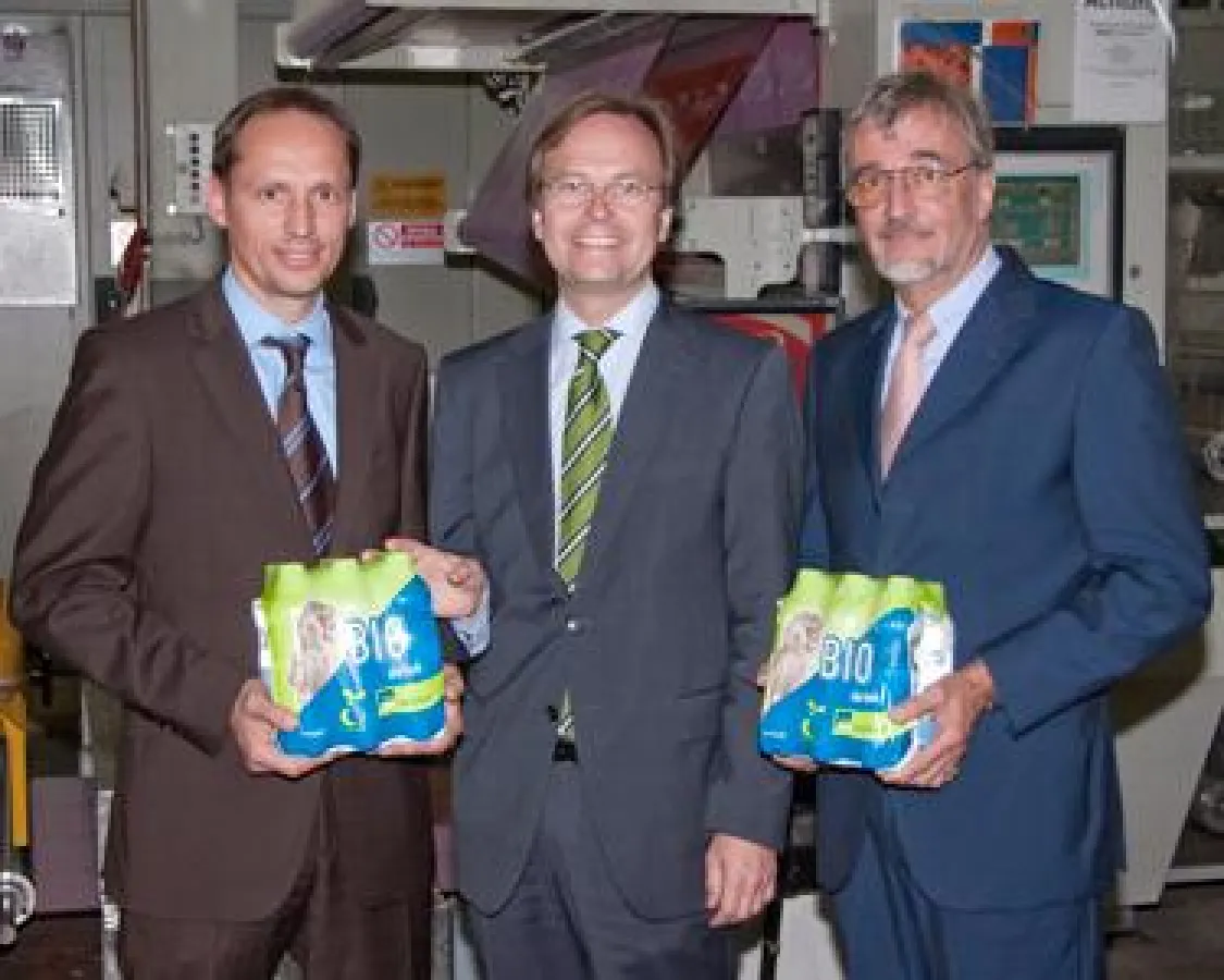 Biofolien-Projektleiter Stephan Wilkens (li.) und Geschäftsführer Gunter Depiereux (re.) erläutern Thomas Rachel, MdB, die Besonderheiten der Messeneuheit von alesco in München und Nürnberg: kompostie