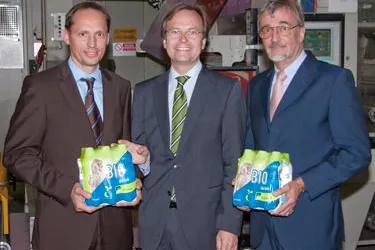 Bild: Thomas Rachel (MdB) informiert sich vor Ort über die umweltfreundlichen Verpackungsneuheiten von alesco