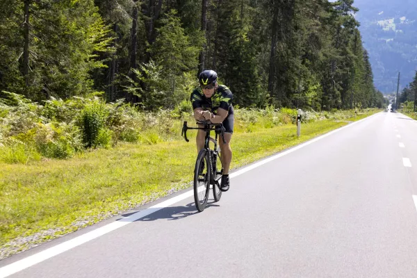 Bild: Zeigen, was jeder schaffen kann. Ernährungswissenschaftler Jürg Hösli mit dem Bike von Zürich an den Atlantik