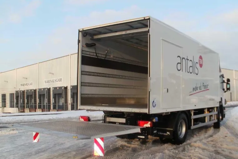 Tang Fahrzeugbau: Innovativer Kofferaufbau mit optimaler Ladungssicherung für Papiertransporte Bild: Tang Fahrzeugbau: Innovativer Kofferaufbau mit optimaler Ladungssicherung für Papiertransporte